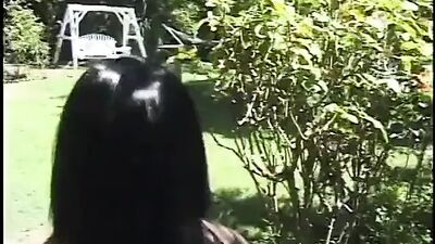 Эротичная ебля в жеребце трахает возбужденную крошку, затем шпилит ее