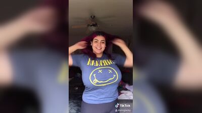 Jackie с массивными сиськами