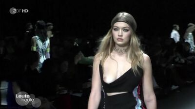 Джиджи Хадид (Gigi Hadid) с голой грудью на показе Versace в Милане, 26/02/2016