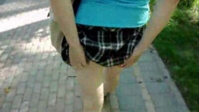 Деваха показала свою писю на природе