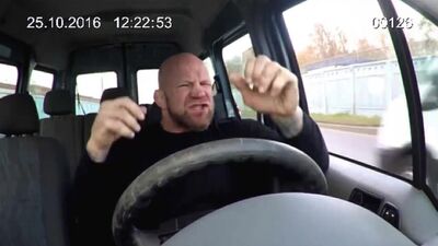 Джефф Монсон поет песню Виктора Цоя «Перемен»