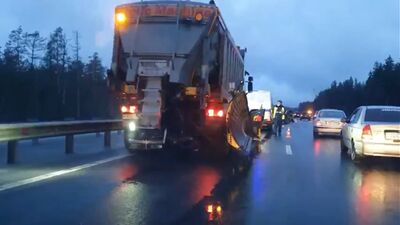 На трассе под Петербургом в багажнике машины обнаружили труп с перерезанным горлом во время ДТП.