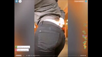 Показала попку и сиськи в школе в брюках