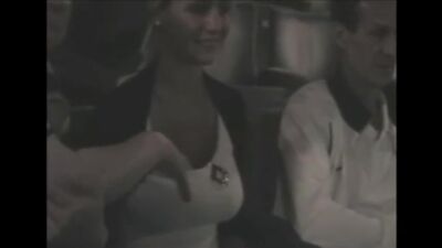 ЛАПАЮТ СИСЬКИ В КИНОТЕАТРЕ У ВЕНДИ