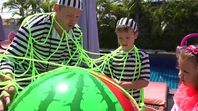 Мисс Кейти приходит полицейскому на попощь и доктору. Детские Игрушки Мисс Кейти. Катя и Мистер Макс (Новое видео 2019)