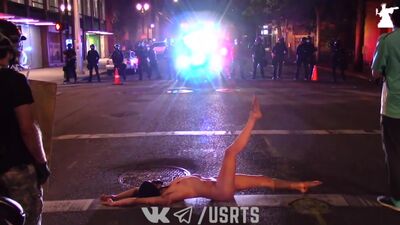 (18+) Голая Афина в Портленде - Полная версия - Протесты в США - 19/07/2020