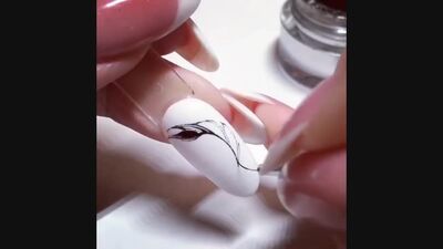 Маникюр с перышком