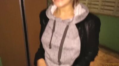 Студентка сосет член в лифте порно минет секс молоденькая