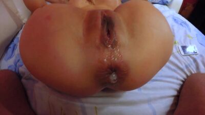 Толстенный член трахает тугую попку и кончает в неё / Fucking tight ass hole