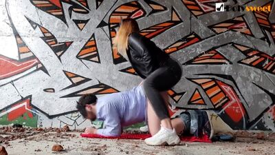 Трахает парня страпоном на заброшенной фабрике ПОДПИШИСЬ