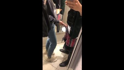 Малышка сосет в примерочной и не стесняется(Русское порно,приятного просмотра,трах,секс,кончил,выебал,молодая,анал)