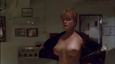 Erika Eleniak - Фрагмент из фильма В осаде Сюрприз из торта с Эрикой Элениак сиськи