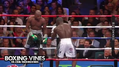 Флойд Мейвезер дурачится во время боя против Андре Берто